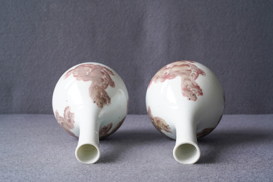 Une paire de vases en porcelaine de Chine &agrave; d&eacute;cor d'animaux mythiques en rouge de cuivre, Kangxi