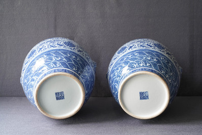 Een paar Chinese blauw-witte hu vazen met florale slingers, Qianlong merk, 19e eeuw