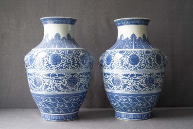 Een paar Chinese blauw-witte hu vazen met florale slingers, Qianlong merk, 19e eeuw