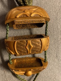 Trois inros avec netsuke et une bo&icirc;te couvert en laque, Japon, Meiji, 19&egrave;me