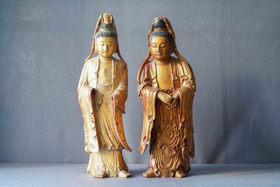Twee grote Chinese vergulde en gelakte houten figuren van Guanyin, 18/19e eeuw