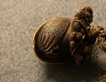 Drie Japanse lakwerk inro met netsuke en een dekseldoosje, Meiji, 19e eeuw