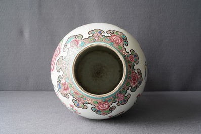 Een Chinese famille rose vaas, een penselenbeker en een famille verte kom, 19e eeuw