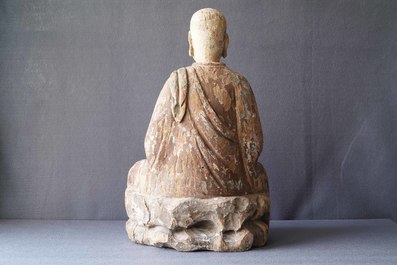 Een grote Chinese beschilderd houten figuur van een Boeddhistische monnik, Ming