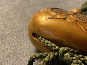 Drie Japanse lakwerk inro met netsuke en een dekseldoosje, Meiji, 19e eeuw