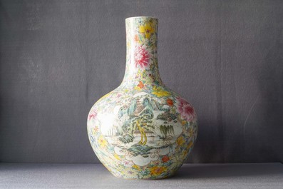 Une paire de vases de forme tianqiu ping en porcelaine de Chine famille rose, marque de Qianlong, 19/20&egrave;me