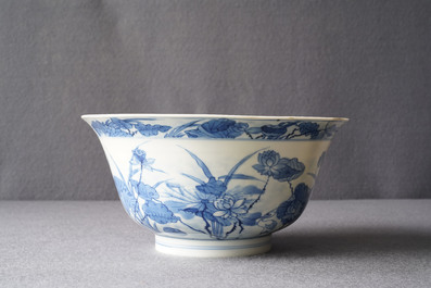 Un bol en porcelaine de Chine en bleu et blanc d&eacute;cor de h&eacute;rons, marque Fu, Kangxi