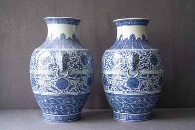 Une paire de vases de forme hu en porcelaine de Chine en bleu et blanc, marque de Qianlong, 19&egrave;me