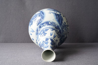 Een Chinese blauw-witte kalebasvaas met figuratief decor, Transitie periode