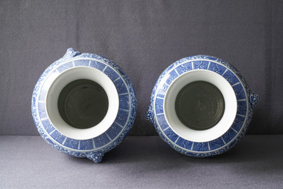 Une paire de vases de forme hu en porcelaine de Chine en bleu et blanc, marque de Qianlong, 19&egrave;me