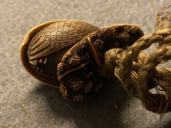 Drie Japanse lakwerk inro met netsuke en een dekseldoosje, Meiji, 19e eeuw