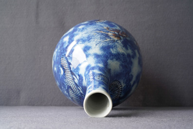 Un vase en porcelaine de Chine en bleu, blanc et rouge de fer &agrave; d&eacute;cor d'un dragon, Qianlong/Jiaqing