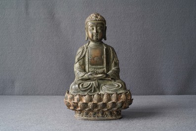 Une figure de Bouddha sur tr&ocirc;ne de lotus en bronze, Chine, Ming