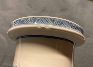 Un vase de forme rouleau en porcelaine de Chine en bleu et blanc, Kangxi