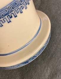 Un vase de forme rouleau en porcelaine de Chine en bleu et blanc, Kangxi