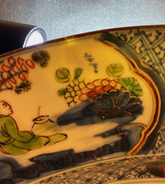 Un grand plat armori&eacute; 'Namur' en porcelaine de Chine famille verte, Kangxi/Yongzheng