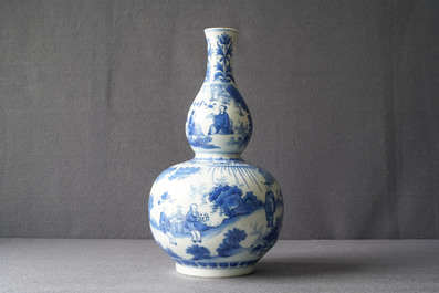 Un vase de forme double gourde en porcelaine de Chine en bleu et blanc, &eacute;poque Transition