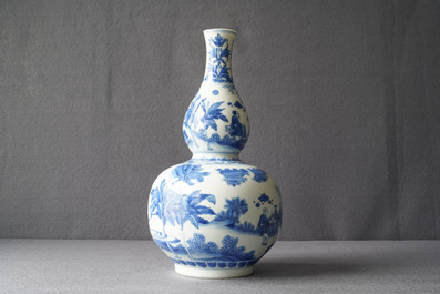 Un vase de forme double gourde en porcelaine de Chine en bleu et blanc, &eacute;poque Transition