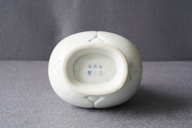 Een fijne Chinese semi-eierschaal blanc de Chine hu vaas, Yongzheng merk en periode