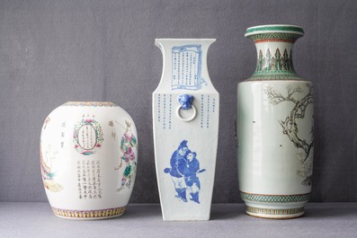 Drie Chinese blauw-witte en famille rose vazen, 19e eeuw