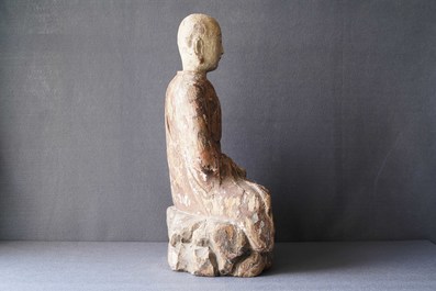 Een grote Chinese beschilderd houten figuur van een Boeddhistische monnik, Ming