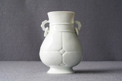 Un vase de forme hu en porcelaine blanc de Chine translucide, marque et &eacute;poque de Yongzheng