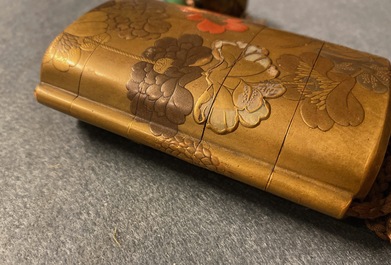 Drie Japanse lakwerk inro met netsuke en een dekseldoosje, Meiji, 19e eeuw