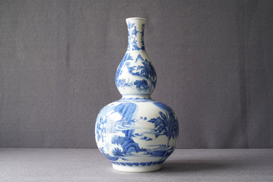 Un vase de forme double gourde en porcelaine de Chine en bleu et blanc, &eacute;poque Transition