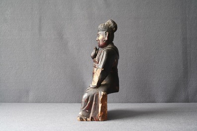 Een Chinese gelakt en verguld houten figuur van Guan Yu, Ming