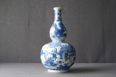 Un vase de forme double gourde en porcelaine de Chine en bleu et blanc, &eacute;poque Transition