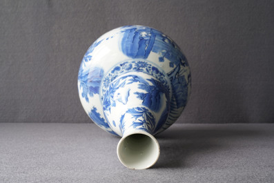 Een Chinese blauw-witte kalebasvaas met figuratief decor, Transitie periode