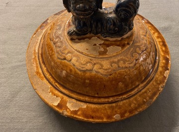 Un grand pot couvert de type martaban en gr&egrave;s &eacute;maill&eacute; polychrome, Ming/Qing