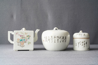 A Chinese qianjiang cai teapot and two covered bowls, 19/20th C.