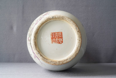 Un vase en porcelaine de Chine qianjiang cai, sign&eacute; pour Ma Qing Yun, 19/20&egrave;me