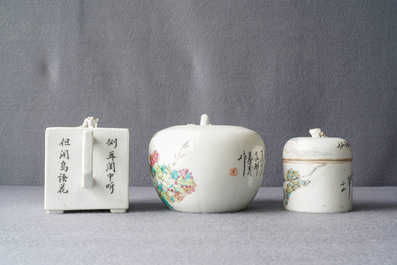 Une th&eacute;i&egrave;re et deux pots couverts en porcelaine de Chine qianjiang cai, 19/20&egrave;me