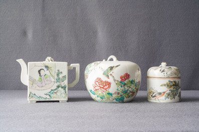 Une th&eacute;i&egrave;re et deux pots couverts en porcelaine de Chine qianjiang cai, 19/20&egrave;me