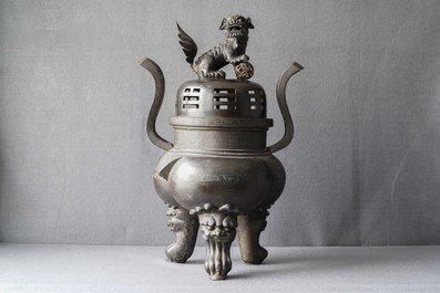 Een grote Chinese bronzen wierookbrander met deksel op houten sokkel, Ming