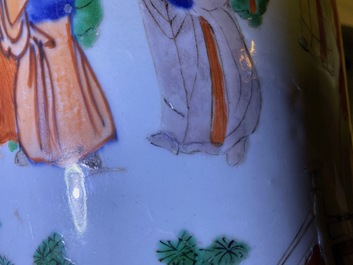 Un vase en porcelaine de Chine wucai au couvercle en bois, &eacute;poque Transition