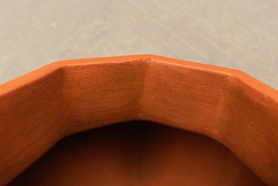 Une paire de vases de forme balustre en gr&egrave;s de Yixing &agrave; d&eacute;cor en relief, Chine, Kangxi