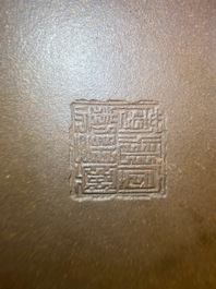 Une th&eacute;i&egrave;re couverte en gr&egrave;s de Yixing &agrave; inscription, marques en creux, Chine, 19/20&egrave;me