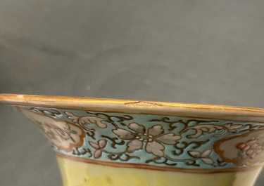 Une paire de vases en porcelaine de Chine famille rose &agrave; fond jaune, 19&egrave;me