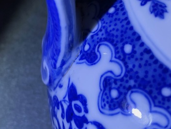 Een Chinese blauw-witte twee-orige kan met lotusslingers, Qianlong merk, 19/20e eeuw