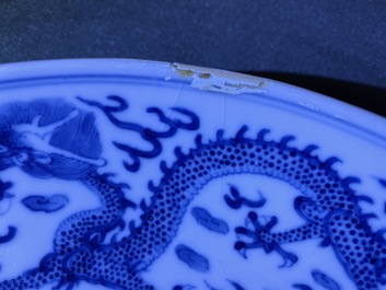 Une paire de plats en porcelaine de Chine en bleu et blanc &agrave; d&eacute;cor de dragons, marque de Kangxi, Guangxu