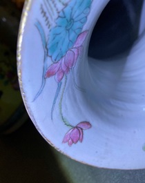 Une paire de vases en porcelaine de Chine famille rose &agrave; fond jaune, 19&egrave;me