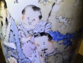 Een Chinese qianjiang cai vaas met figuren en ganzen, gesign. Ma Qing Yun, 19/20e eeuw