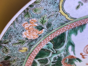 Un plat en porcelaine de Chine famille verte &agrave; d&eacute;cor d'un dragon, Kangxi