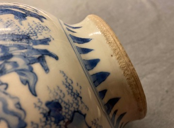 Un br&ucirc;le-parfum en porcelaine de Chine en bleu et blanc, &eacute;poque Transition