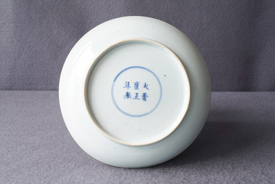 Une assiette en porcelaine de Chine famille verte, marque et &eacute;poque de Yongzheng