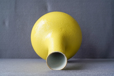Un vase en porcelaine de Chine en jaune monochrome &agrave; d&eacute;cor incis&eacute;, marque Zai Fu Tang Zhi, 19&egrave;me