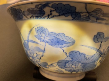 Un bol en porcelaine de Chine en bleu et blanc d&eacute;cor de h&eacute;rons, marque Fu, Kangxi